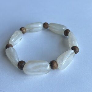 Women’s vintage dainty‎ white/tan beaded wooden gemstone bracelet one size